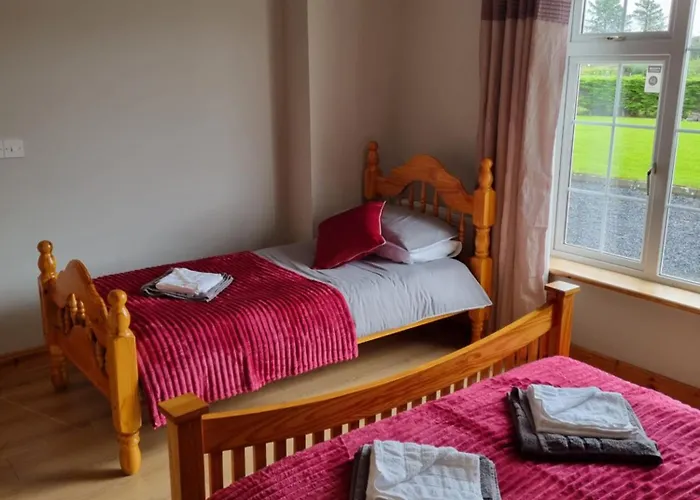 Pebble Dash House * Raheens